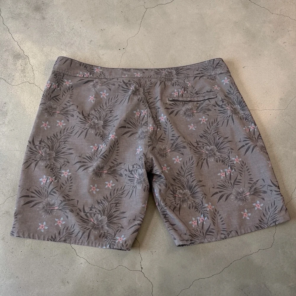 TravisMathew Western Way Board Shorts Mens Size 40 Tropical EUC
